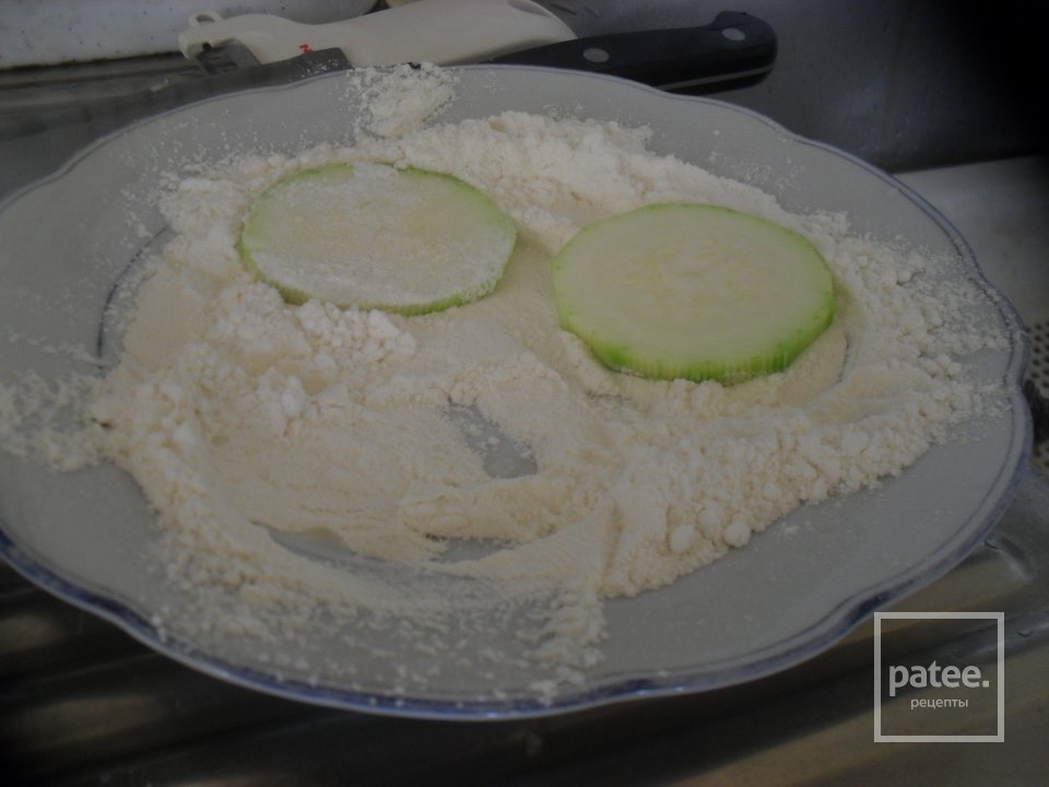 Кабачки с чесночным соусом в пармезане - Шаг 2