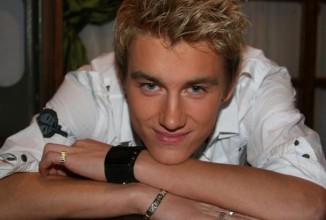 Алексей Воробьев позирует фотографам в одних трусах