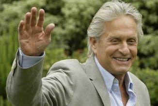 Майкл Дуглас курит, несмотря на рак гортани