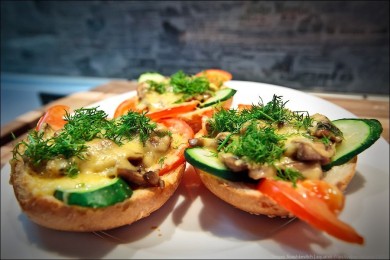 Рецепт Горячие бутерброды с грибами под сыром