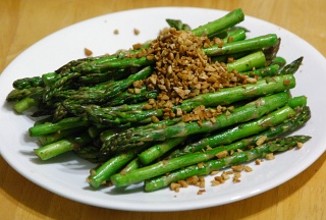 Спаржа с миндалем