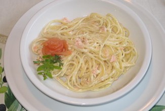 Лапша с копченой форелью