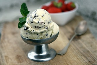 Мятное мороженое с шоколадной крошкой