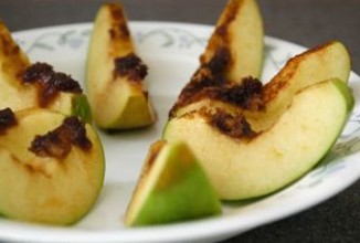 Яблоки с корицей