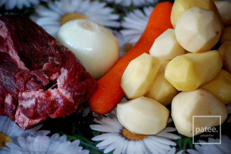 Печеное мясо с картофелем - Шаг 1