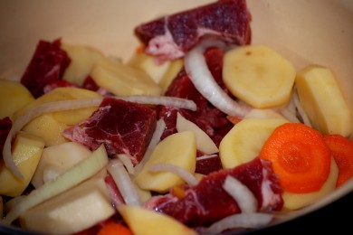 Печеное мясо с картофелем - приготовление