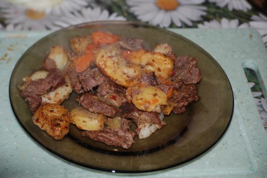 Печеное мясо с картофелем - приготовление