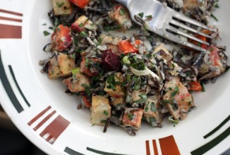 Салат из дикого риса под соусом тахини