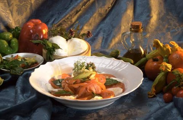 Салат "Капрезе" с обжаренными овощами и тимьяном