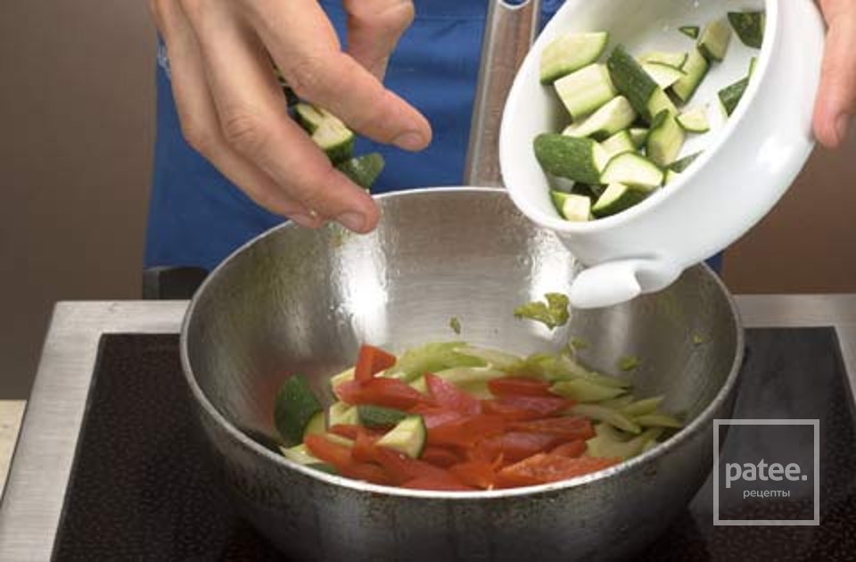 Салат "Капрезе" с обжаренными овощами и тимьяном - Шаг 1