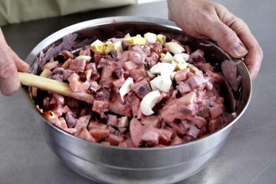 Салат из сельди - приготовление