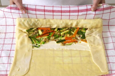 Овощной штрудель с лососем - приготовление