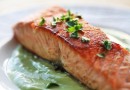 Подрумяненный лосось в соусе "авокадо ремулад"