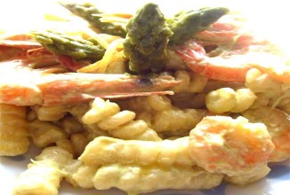 Фузилли с креветками и спаржей