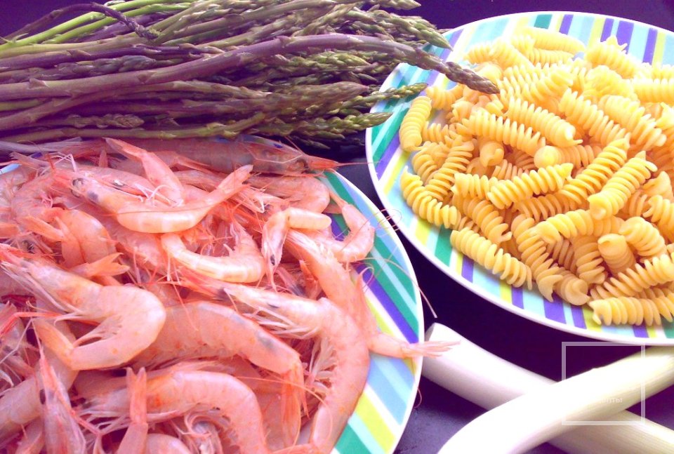 Фузилли с креветками и спаржей - Шаг 1