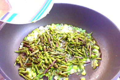 Фузилли с креветками и спаржей - приготовление