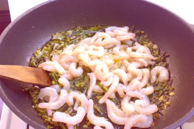 Фузилли с креветками и спаржей - приготовление