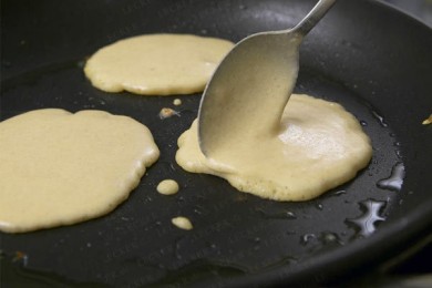 Блины с икрой и лососем - приготовление