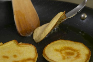 Блины с икрой и лососем - приготовление