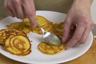 Блины с икрой и лососем - приготовление