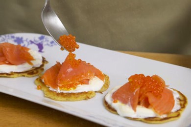 Блины с икрой и лососем - приготовление