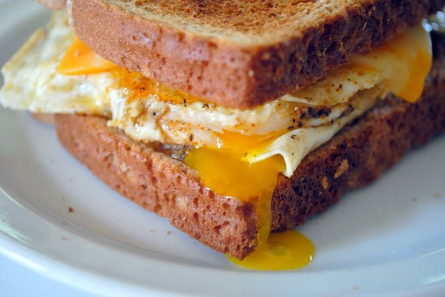 Сэндвич с жаренным яйцом