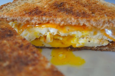 Сэндвич с жаренным яйцом - приготовление