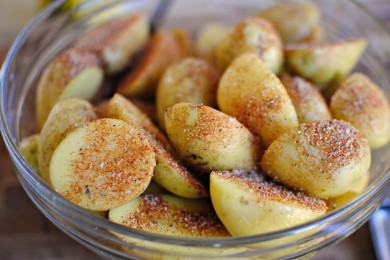 Печеный картофель с приправами - приготовление