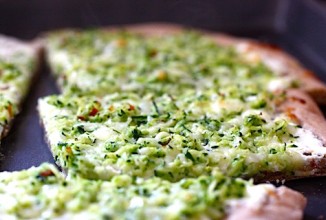Пицца с сыром и кабачками цуккини