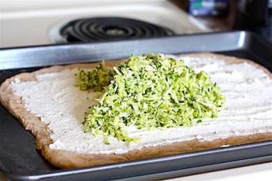 Пицца с сыром и кабачками цуккини - приготовление