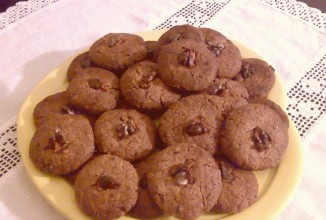 Шоколадное печенье с орехами