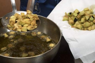 Пенне с баклажанами и рыбой - приготовление