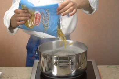 Пенне с баклажанами и рыбой - приготовление