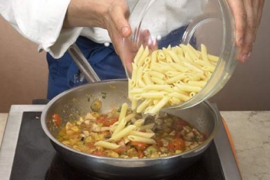 Пенне с баклажанами и рыбой - приготовление