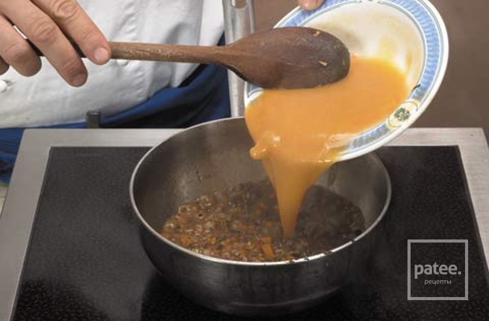 Жареная свинина с грибами и фасолью - Шаг 6