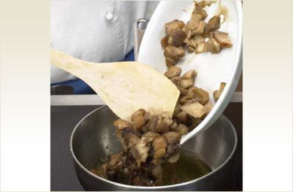 Теплый салат с кроликом и белыми грибами - Шаг 3