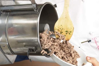 Теплый салат с кроликом и белыми грибами - приготовление