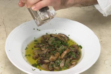 Теплый салат с кроликом и белыми грибами - приготовление