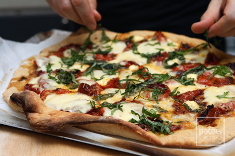 Пицца с базиликом. Итальянские блюда пицца. Пицца пармиджано. Пицца с моцареллой и базиликом. Пицца и паста.