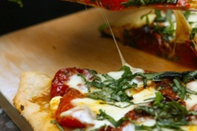 Пицца с помидорами и базиликом - приготовление