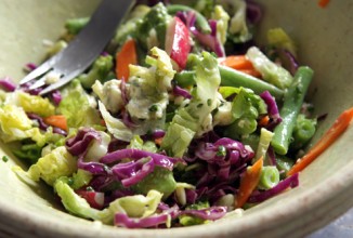 Салат из рубленных овощей с лимонно- чесночным соусом.