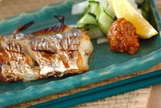 Сельдь жареная с салатом