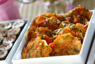 Жареные лепешки с креветками и зеленым луком