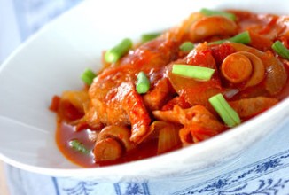 Тушеная курица с помидорами