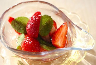Клубничный салат с мятой