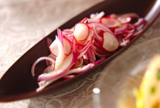 Салатный лук, маринованный в кисло-сладком соусе