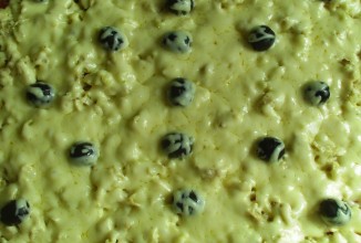 Пицца куриная с маслинами.