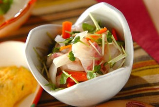 Сашими из дорадо с овощами и зеленью