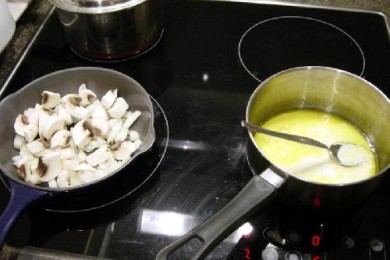 Омлет с грибами, томатами и сыром - приготовление