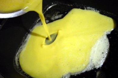 Омлет с грибами, томатами и сыром - приготовление